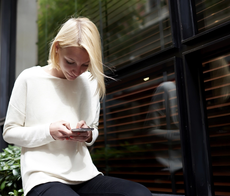 Smart WiFi rolety - když stínění myslí za vás